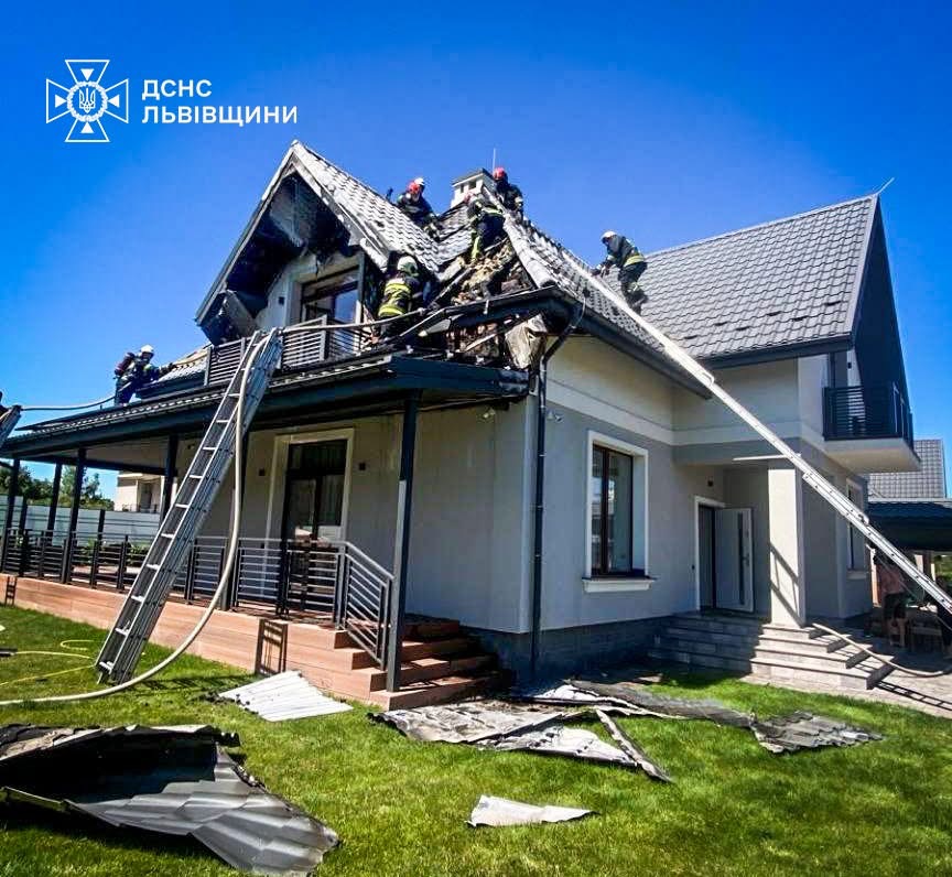 У Львові близько 20 рятувальників гасили пожежу даху житлового будинку
