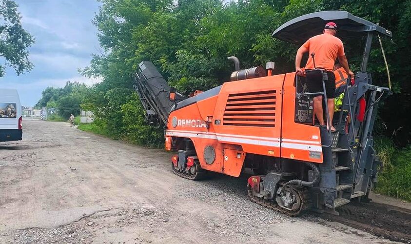 На одній із вулиць Львова ремонтують дорожнє покриття: деталі
