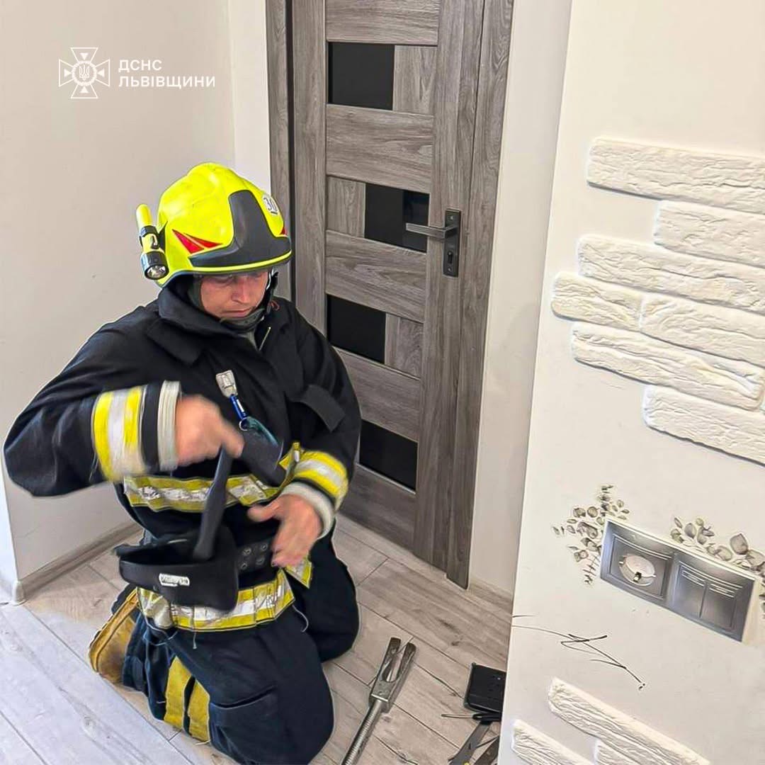 Не могла самостійно відчинити: у Львові 2-річна дівчинка випадково зачинилася у ванній кімнаті