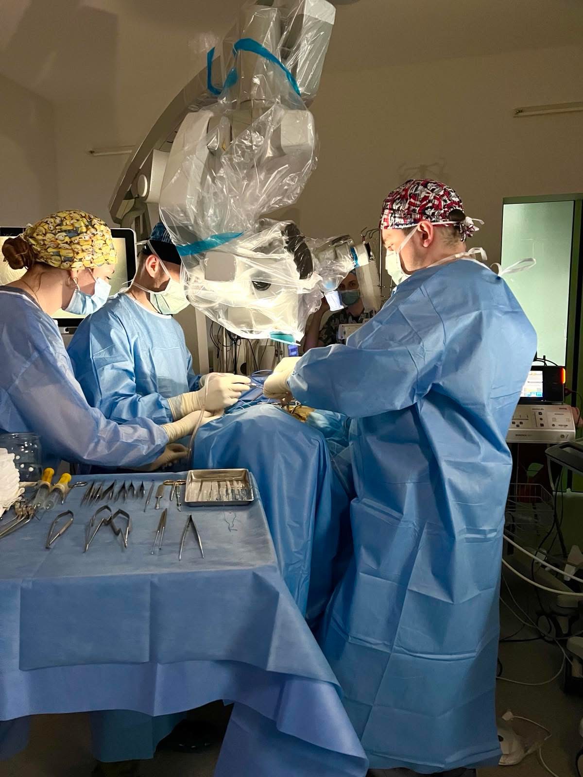 В інших клініках не давали шансів: у Львові видалили 15-річному підлітку пухлину спинного мозку