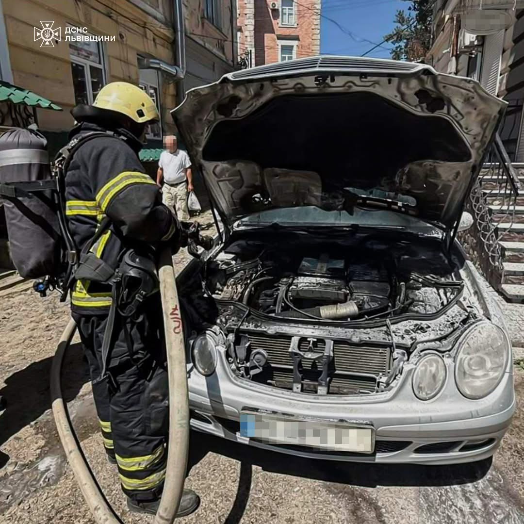 У Самборі горів припаркований автомобіль