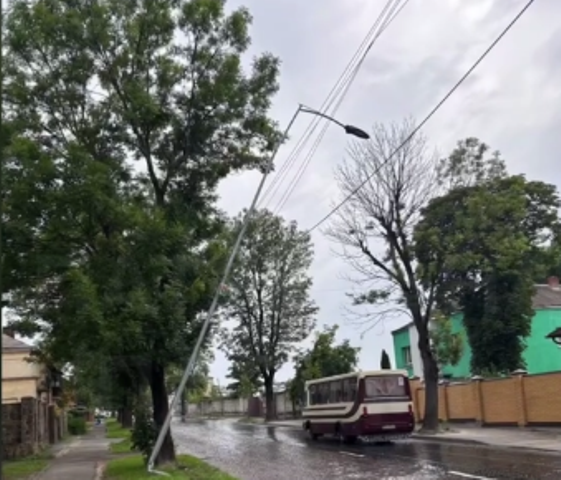 Влетів в електроопору — і втік: у Львові водій спричинив ДТП і намагався уникнути покарання