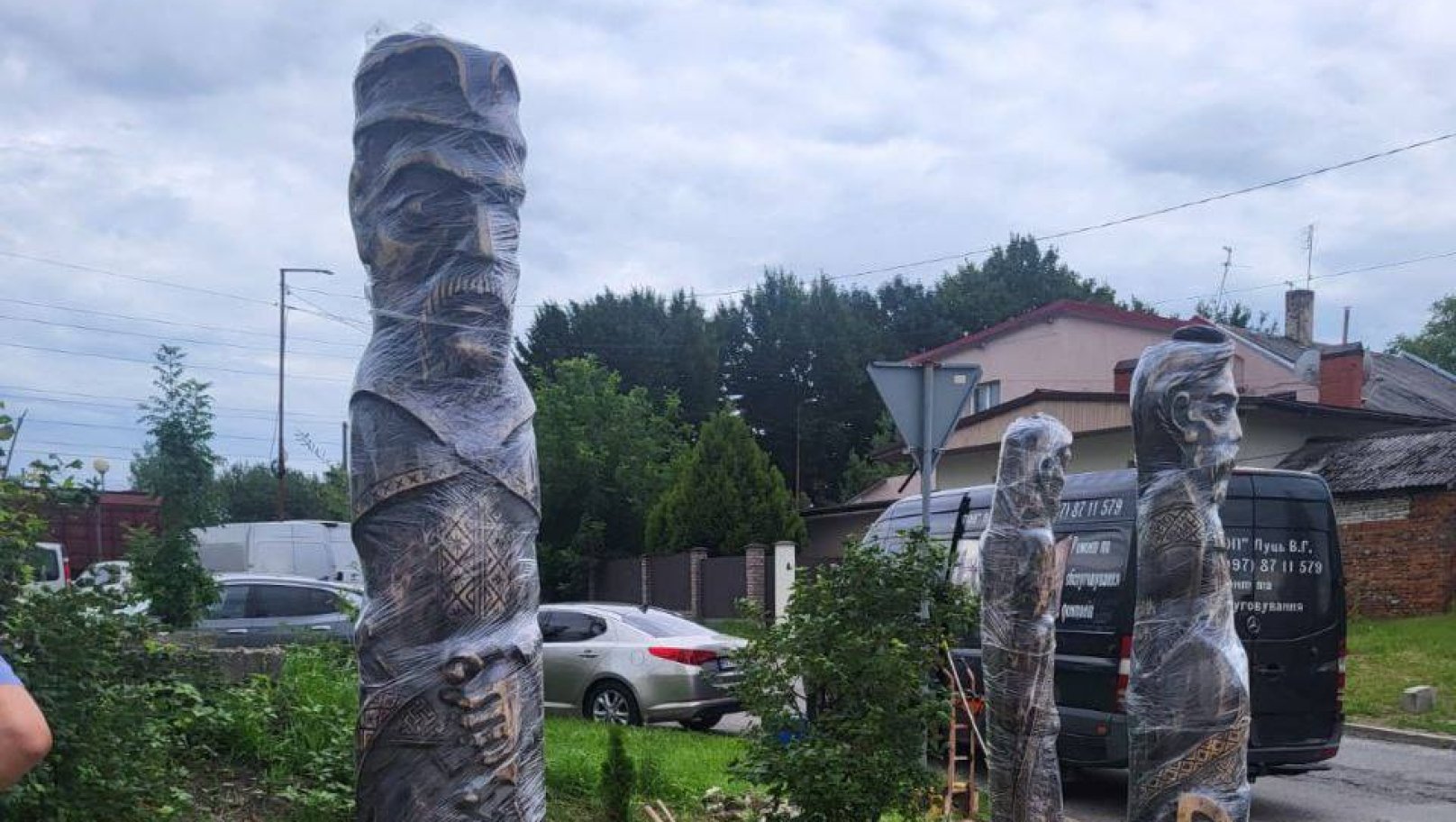 На Сихові встановили нові скульптури козаків на місці раніше спалених вандалами