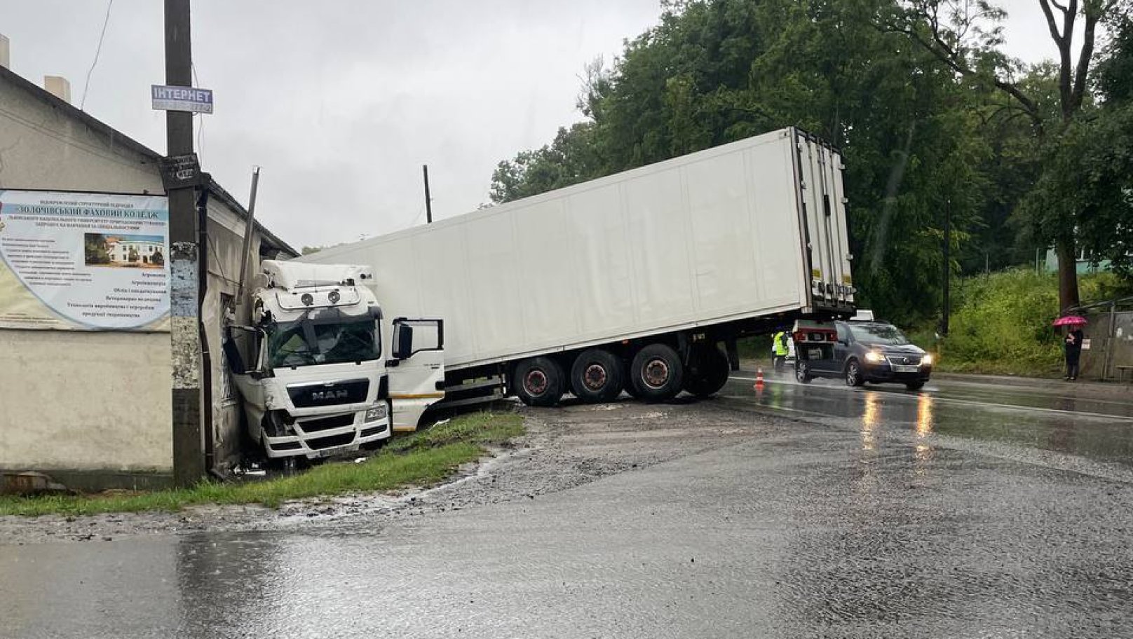 Біля Золочева вантажівка в`їхала в будівлю бібліотеки та пошти (ФОТО)