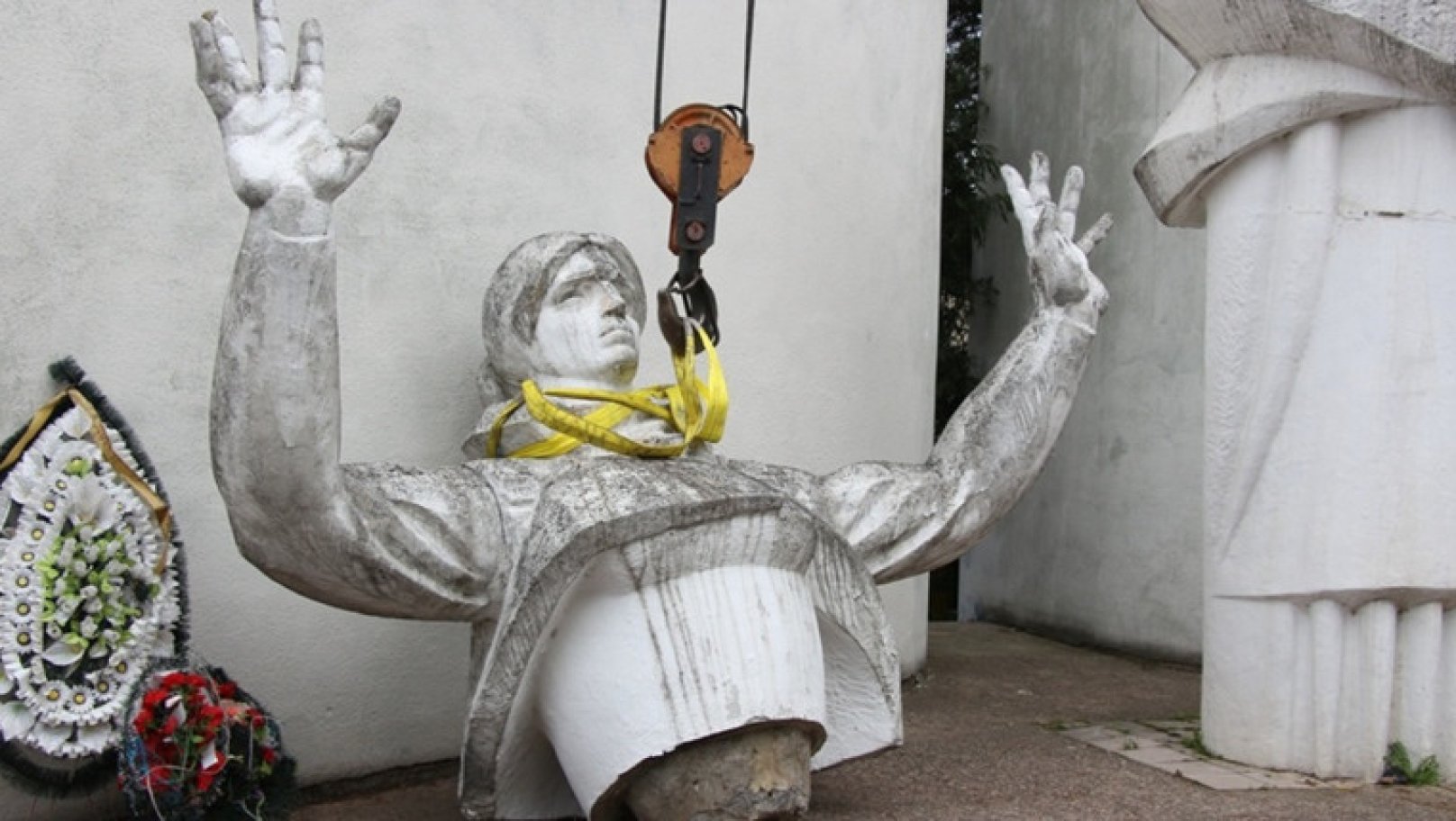 У Дрогобичі демонтують залишки кладовища радянських воїнів