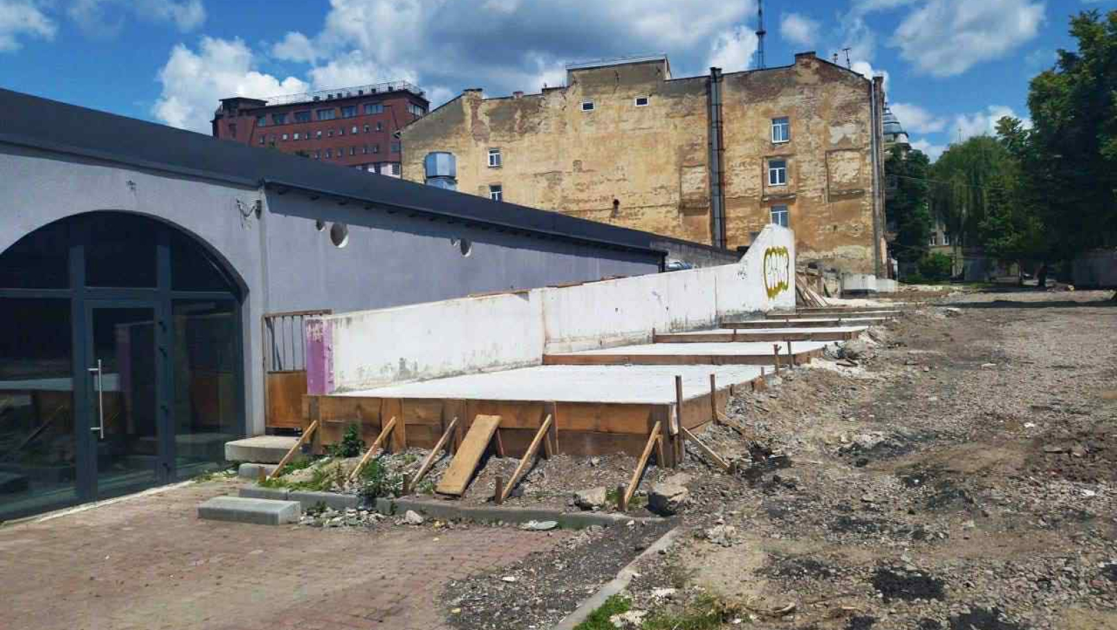 Львівська мерія зобов’язала знести 11 самовільно встановлених кіосків на «Добробуті»