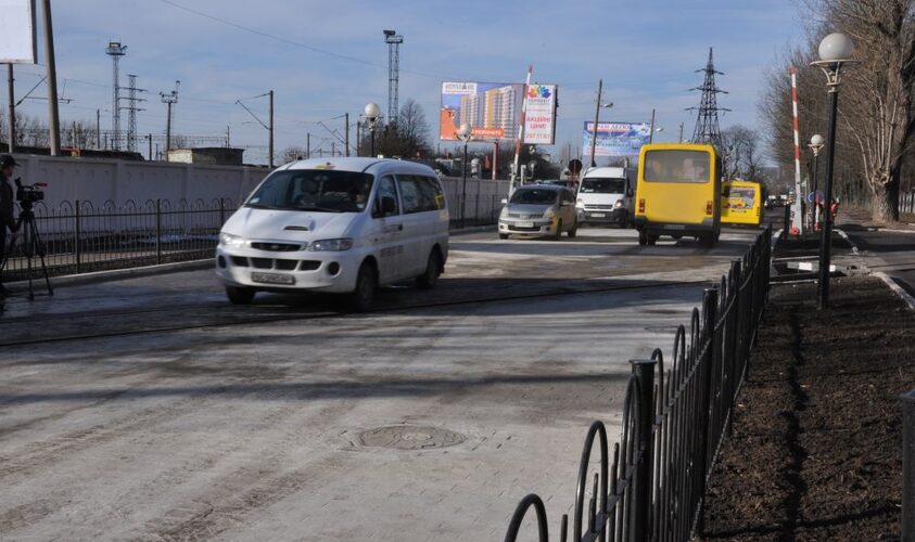 Завтра зранку на два дні перекриють рух транспорту через залізничний переїзд на вул. Холодній: деталі