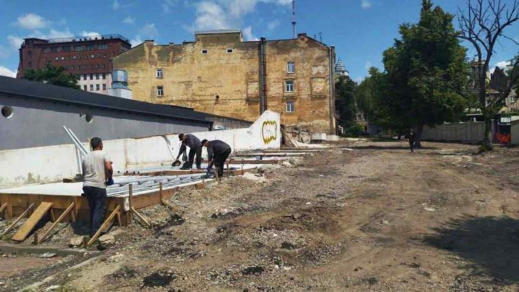 Львів демонтує незаконні МАФи біля «Добробуту»: забудовнику виставили рахунок
