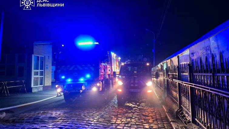 Велика пожежа на Привокзальному ринку у Львові: вогонь знищив торгові лотки, причиною стало коротке замикання
