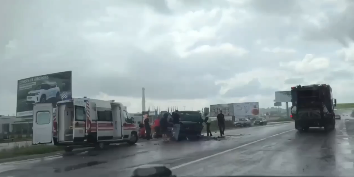 Затор і розкидані авто: масштабна ДТП біля ТЦ «Три Слони» у Львові
