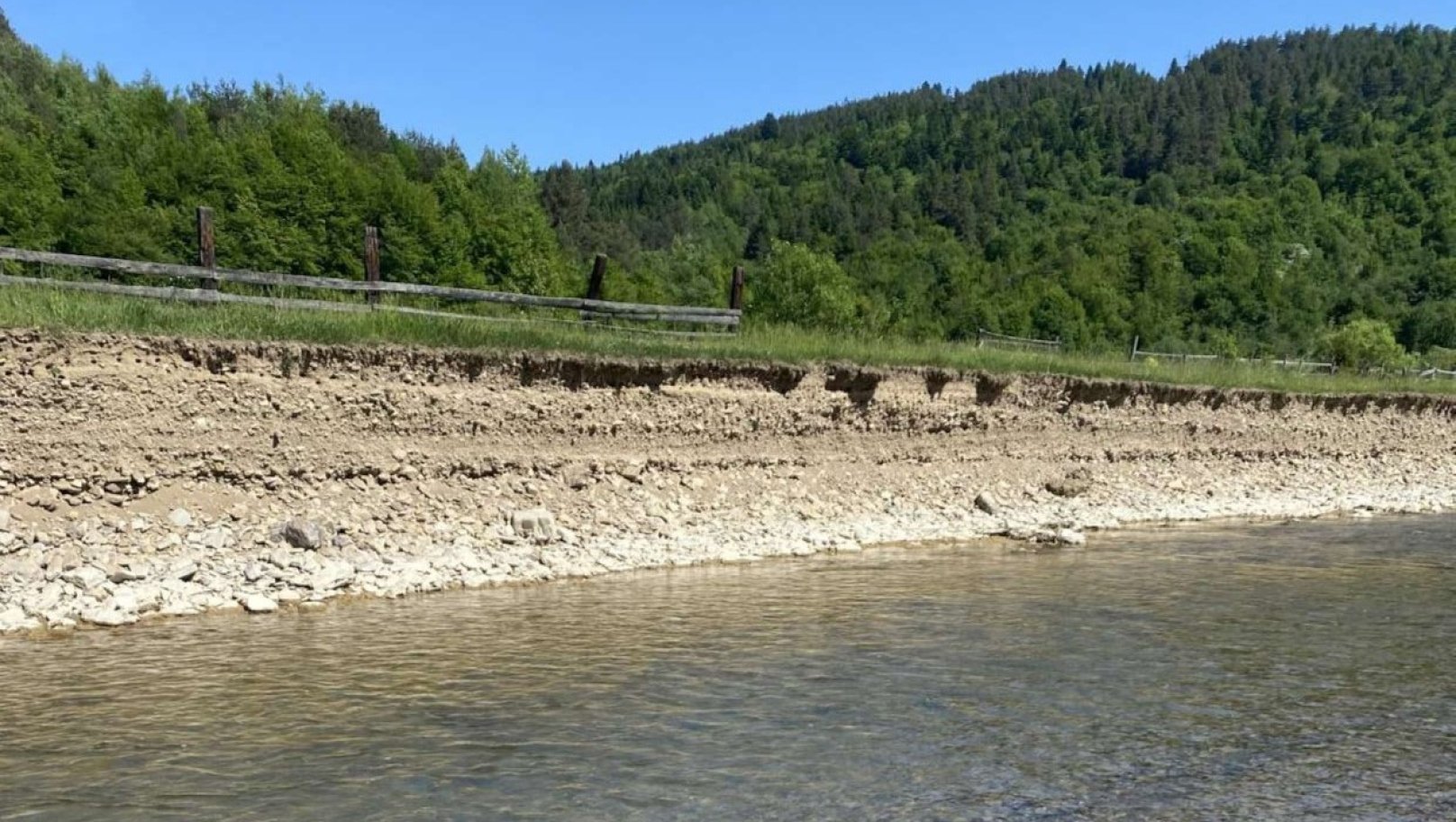 На Дрогобиччині водій трактора незаконно видобував пісок та гравій з річки