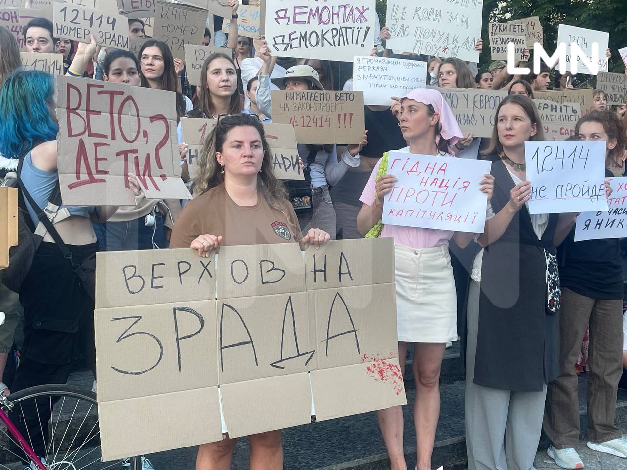 «Суспільство тримають за дурнів»: як львів’яни реагують на скандальний закон про ліквідацію НАБУ і САП