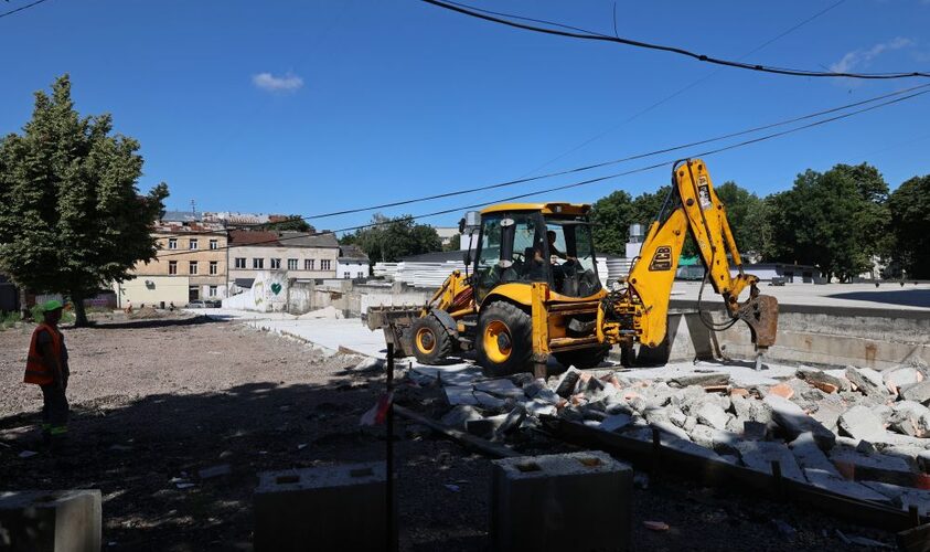 На території колишнього ринку «Добробут» почали демонтаж незаконно встановлених конструкцій