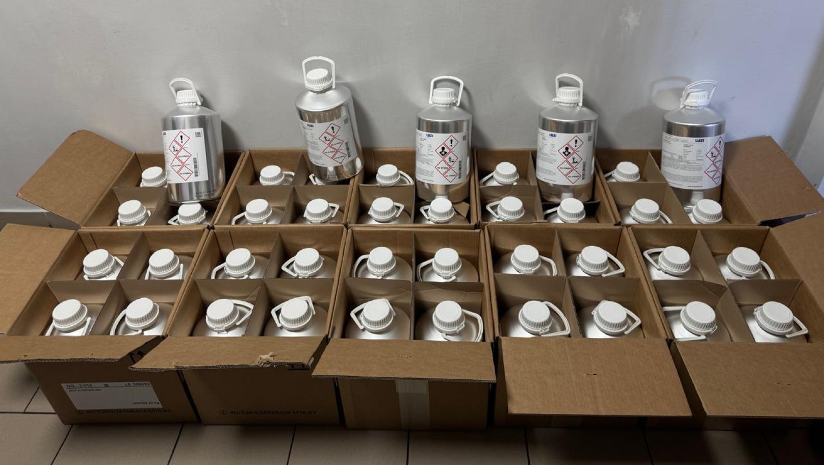 На пункті пропуску “Краківець–Корчова” митники зупинили чоловіка за контрабанду рідин для парфумів