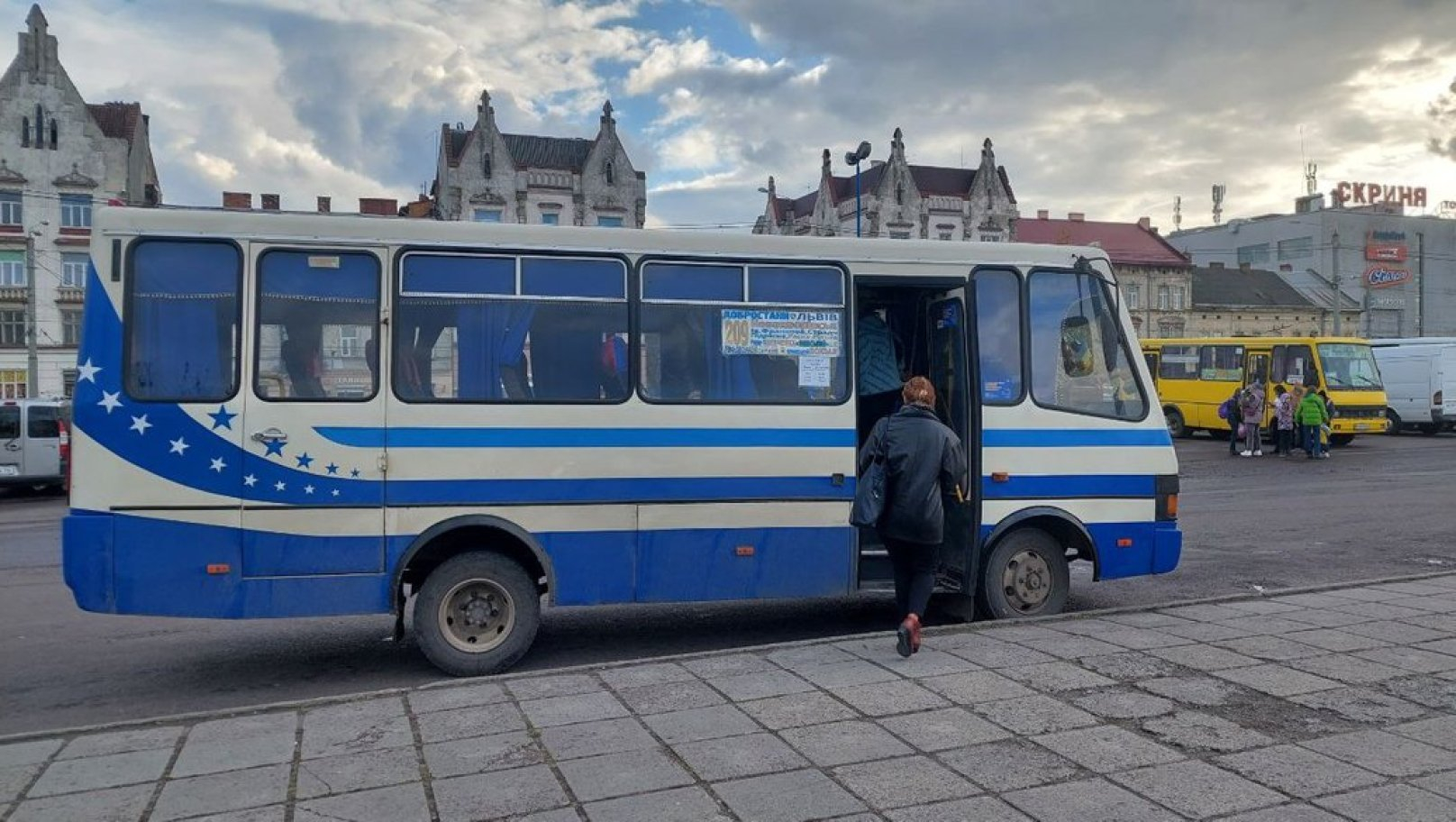 На Львівщині 12 пасажирам виплатили бонуси за безготівкову оплату проїзду у маршрутках