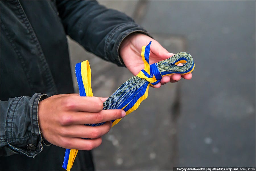 Львів’янці грозить штраф за торгівлю синьо-жовтими стрічками