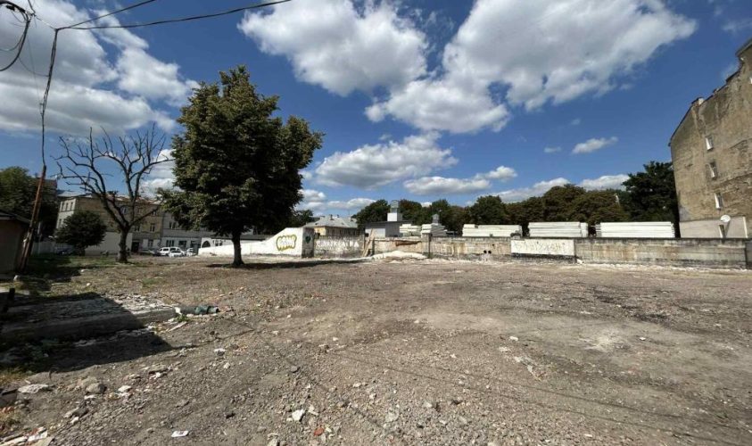 Суд відмовив Львівській міськраді у передачі землі під колишнім ринком «Добробут»