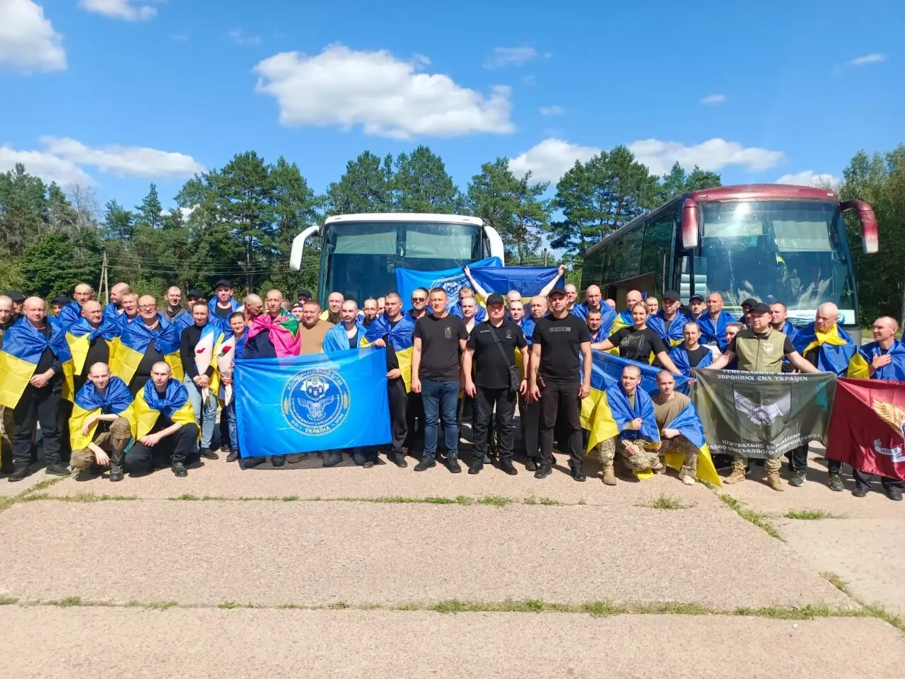 Додому після тисячі днів у полоні: в Україну повернули 84 людей, захоплених ще до повномасштабного вторгнення