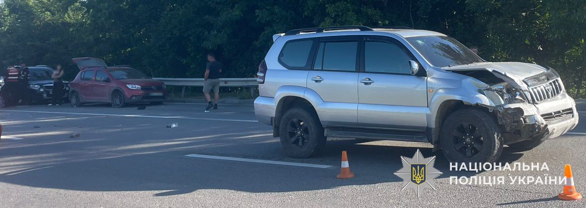 Під Львовом Toyota Land Cruiser протаранив Renault Sandero: що відомо