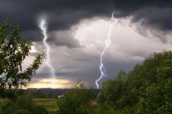 Готуйтеся до грози: завтра синоптики прогнозують негоду на Львівщині