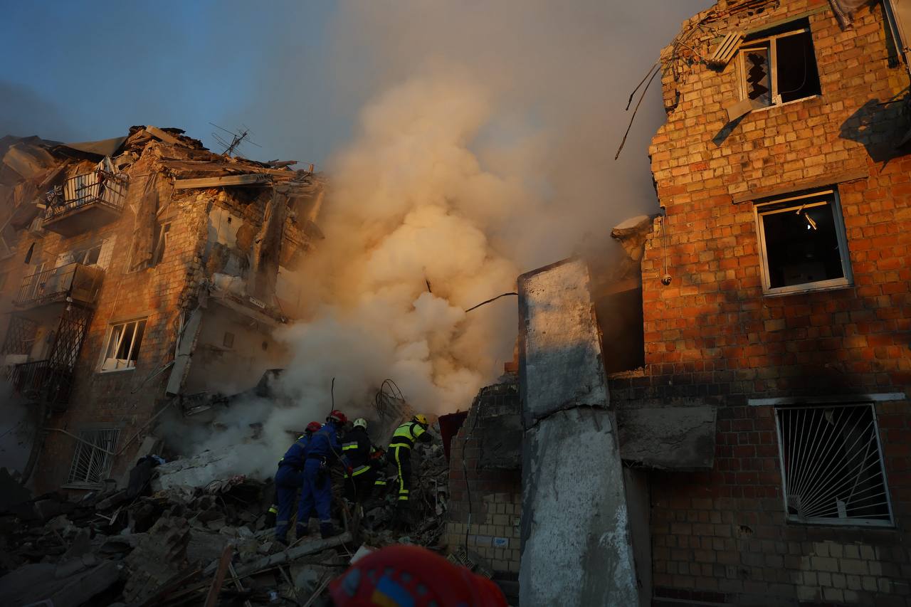 Ніч жаху в столиці: під завалами досі шукають людей після масованої атаки РФ