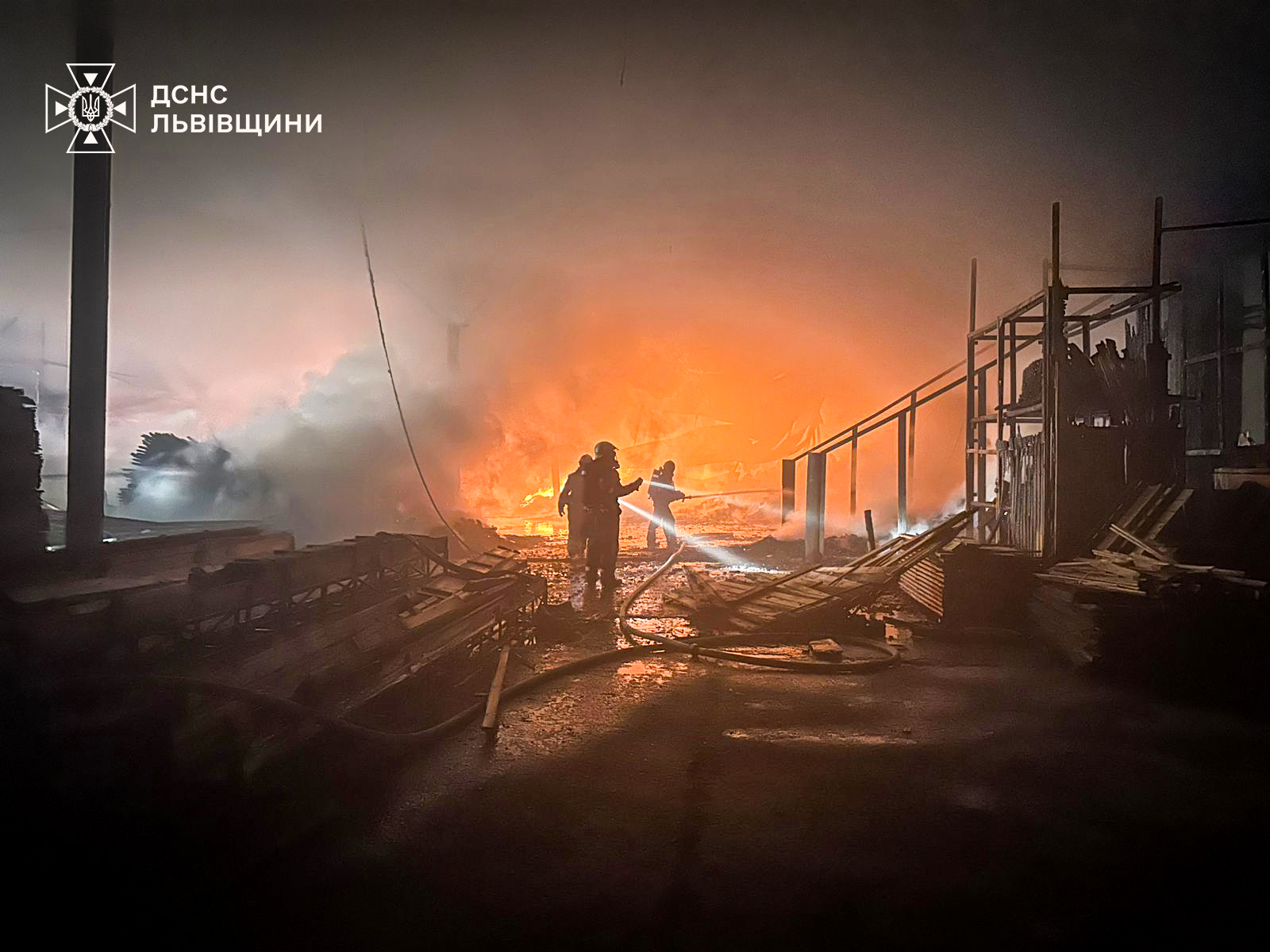 У Яворівському районі горіло підприємство