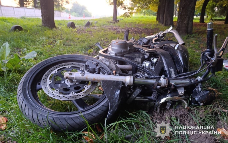 У Бродах 34-річний мотоцикліст загинув через зіткнення з деревом