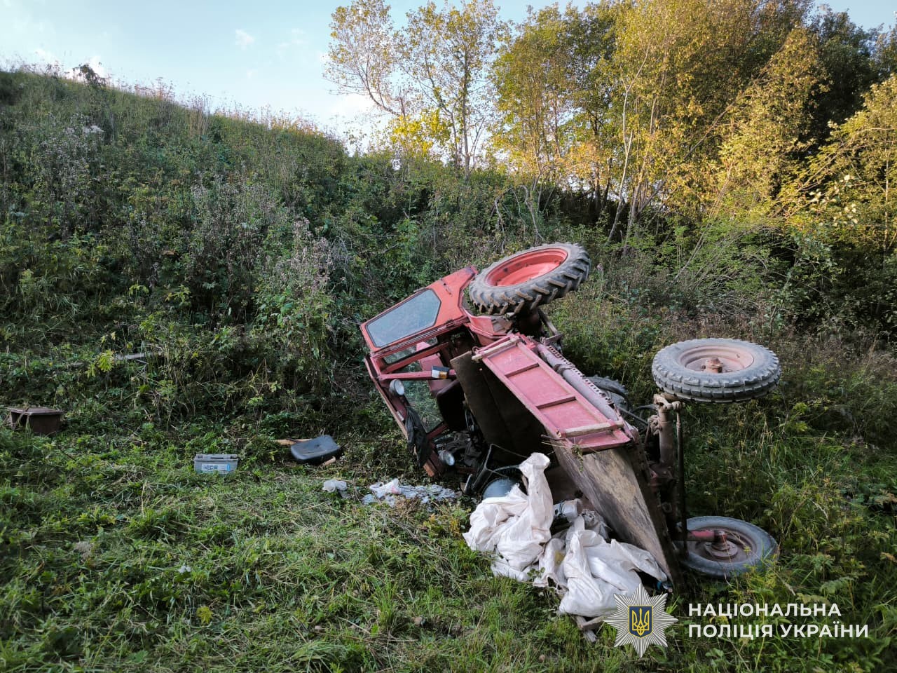 На Самбірщині перекинувся трактор: травмувались дві людини
