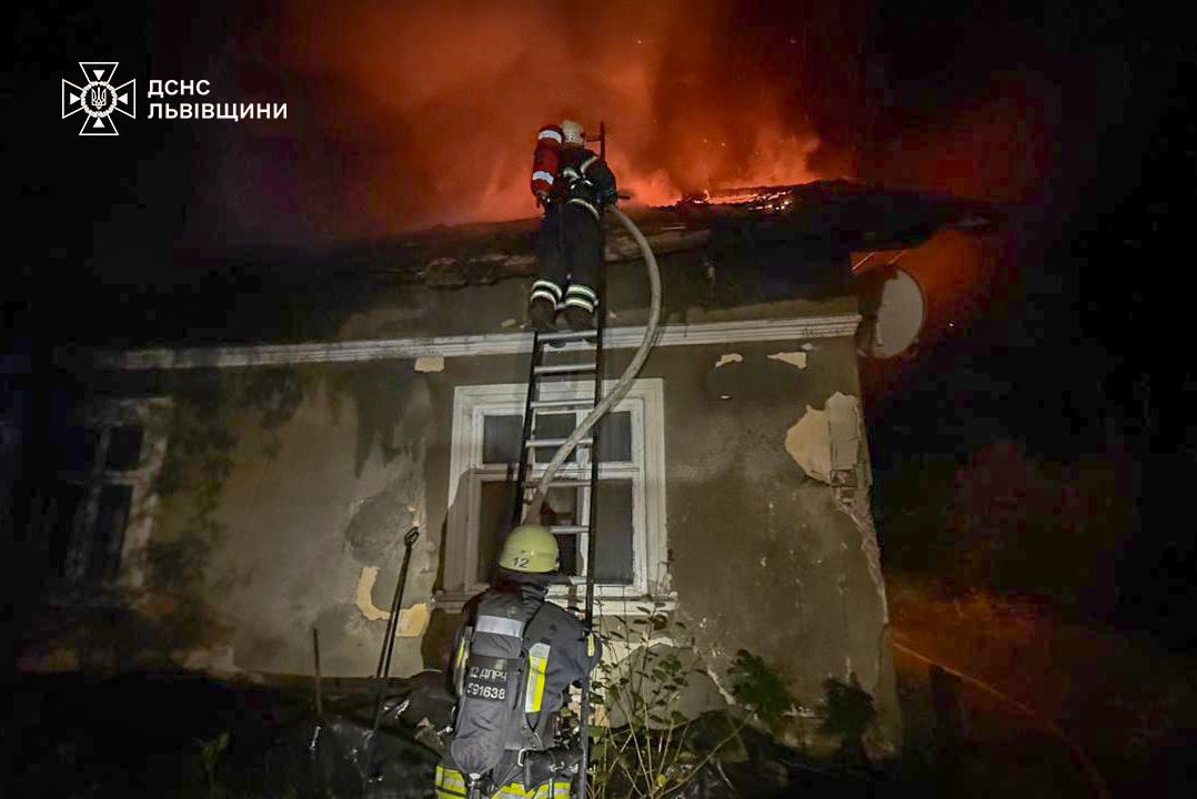 В одному районі дві пожежі: вночі вогнеборці працювали у Самборі