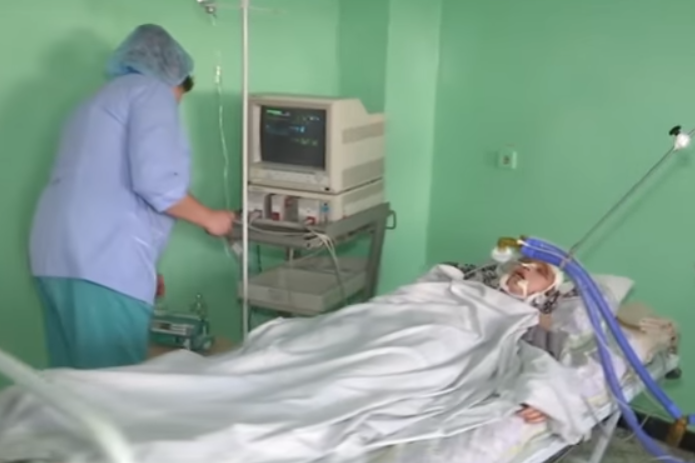 Авто в’їхала у дерево: водійка померла у реанімації
