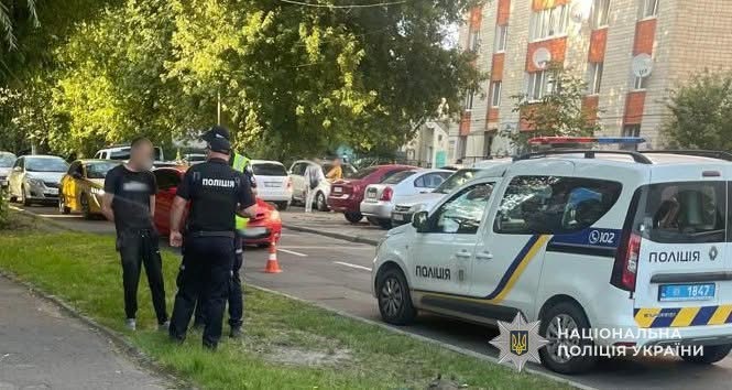 Двоє чоловіків гуляли Львовом з гранатами