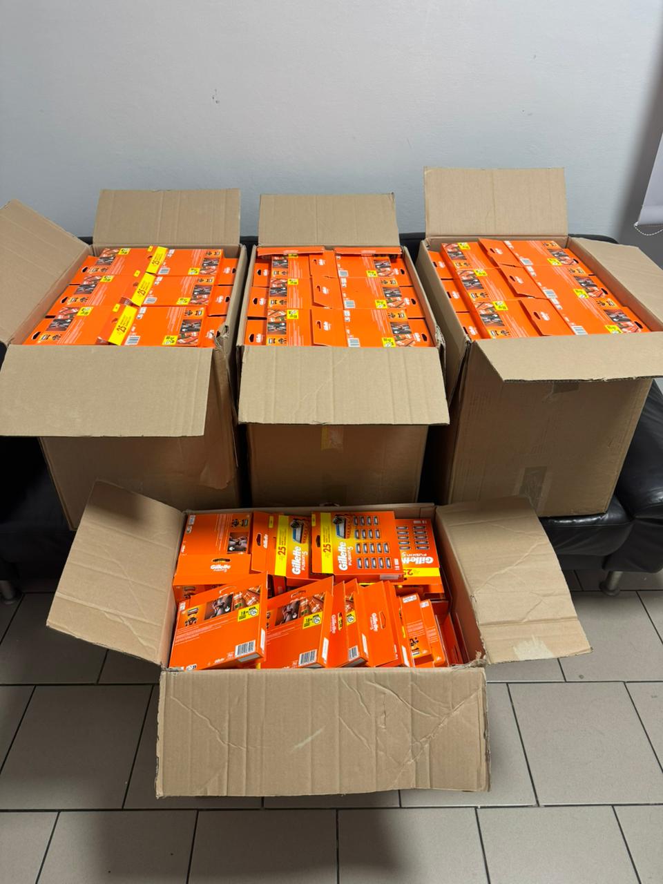 Косметика і гострі леза: на кордоні з Польщею затримали незадекларовані товари на 2 млн гривень