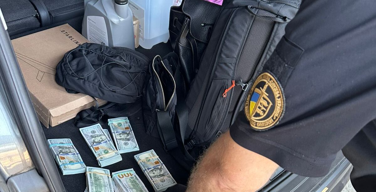 У Краковці викрили молодика, який незаконно перевозив мільйони у шкарпетках