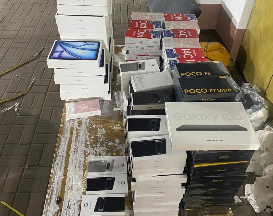 iPad, Samsung та Redmi на 5 млн грн: у Краковці митники зупинили бус з прихованою технікою