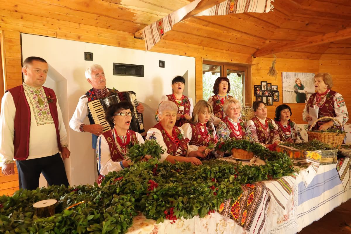 На Стрийщині встановили рекорд України – створили найдовший елемент весільної долі