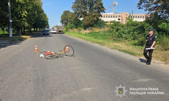 На Львівщині вантажівка наїхала на 80-річного велосипедиста