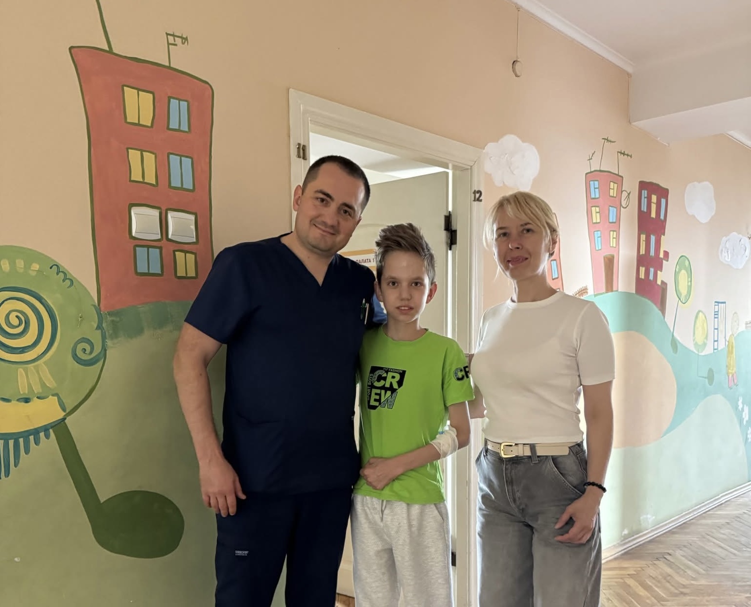 У тілі постійно з’являються пухлини: львівські лікарі врятували підлітка від рідкісної хвороби