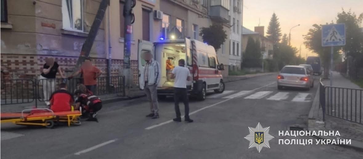 ДТП у Самборі: водій Mercedes збив пішохода, потерпілого госпіталізували
