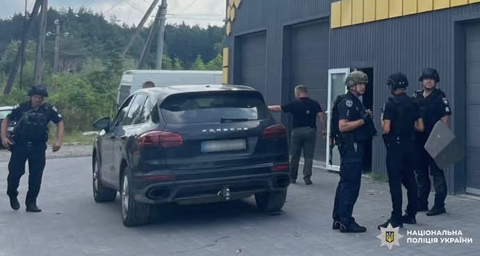 На автосервісі поблизу Львова сталась стрілянина: двоє людей загинуло (ОНОВЛЕНО)