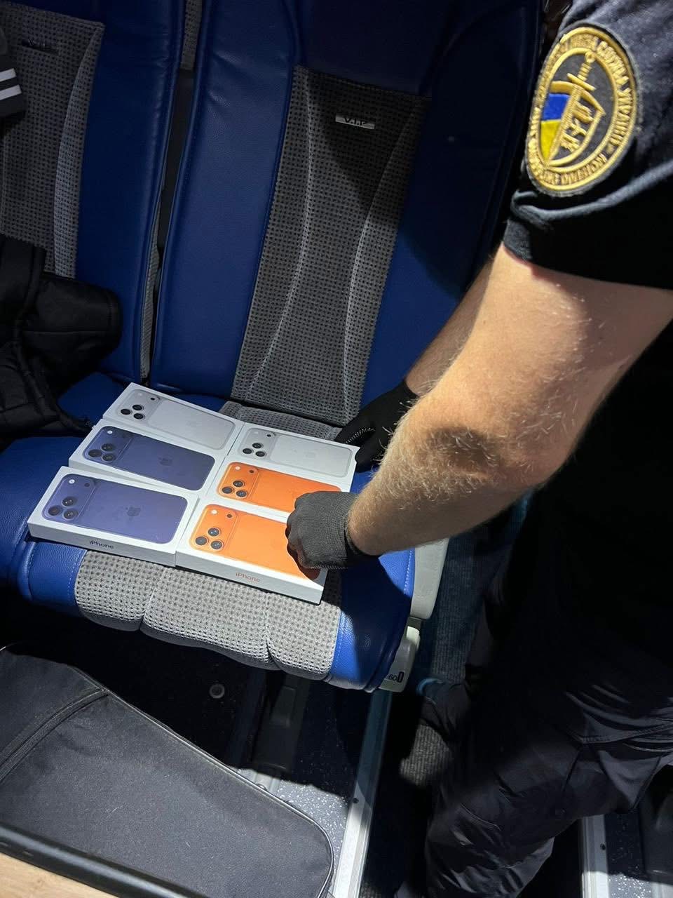 17-ті айфони та електронні сигарети: на кордоні з Польщею зупинили товари на 1 млн гривень