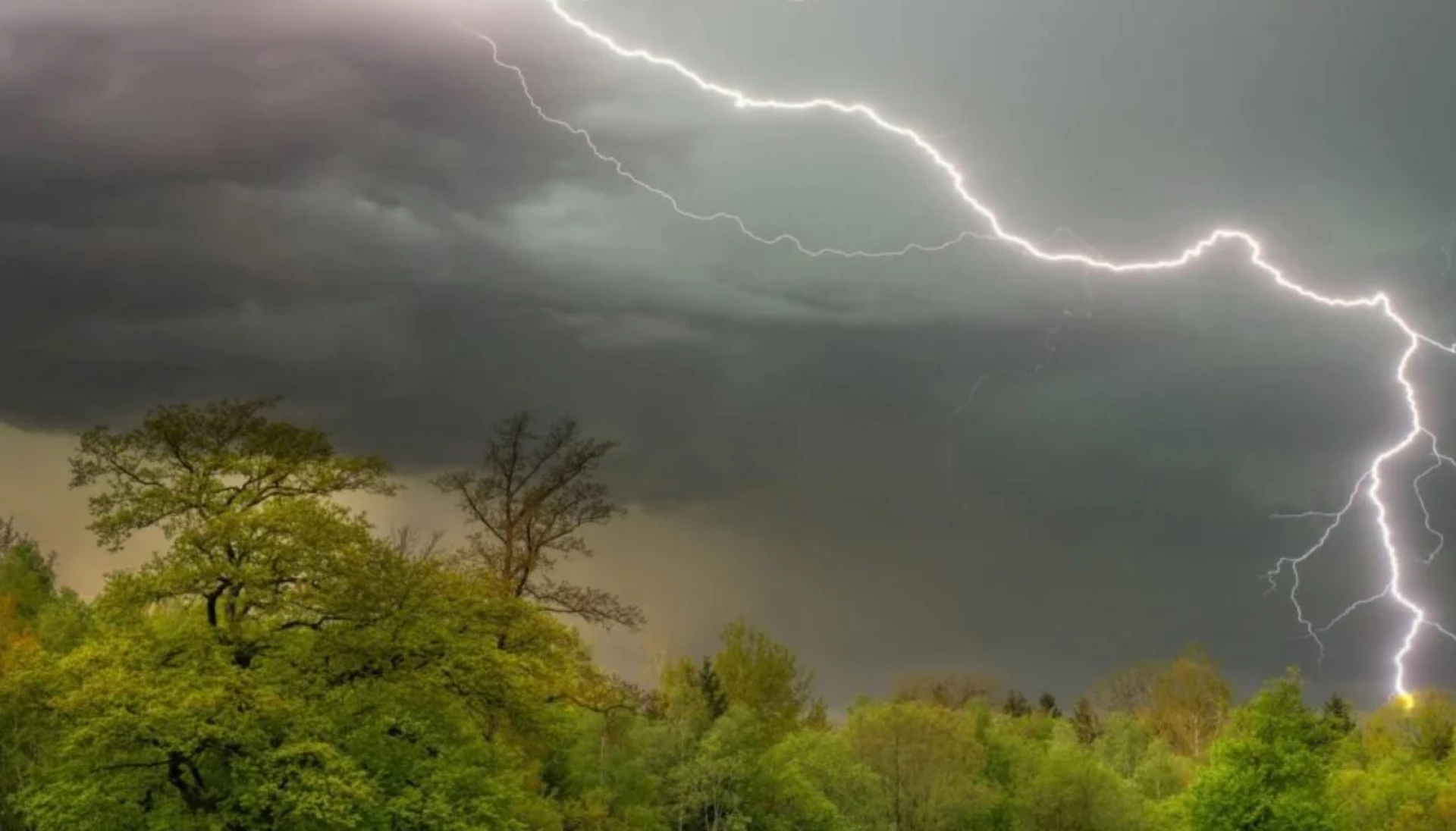 Грози та шквали: синоптики застерігають про погіршення погодніх умов на Львівщині