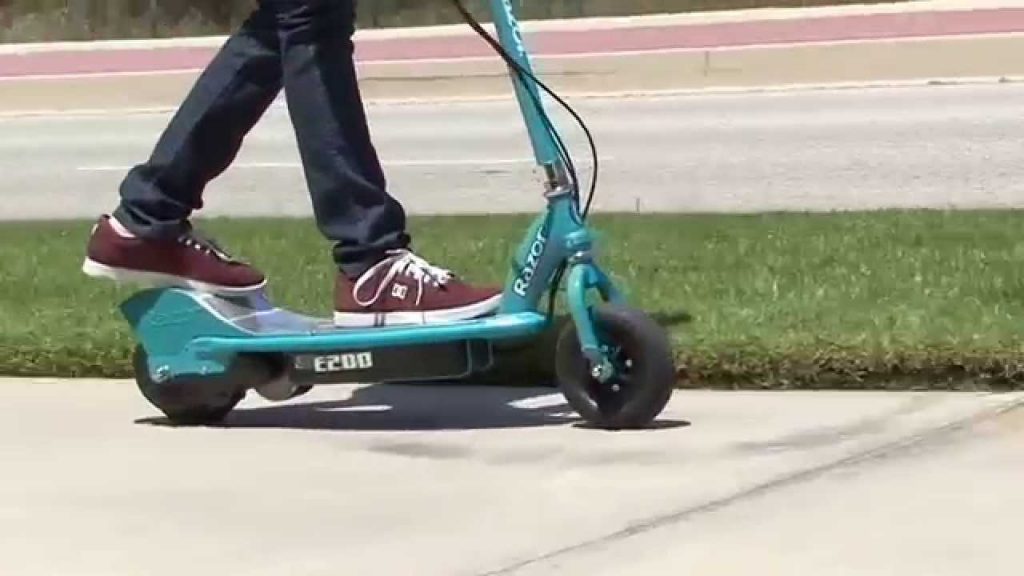 Перетинала пішохідний перехід: у Львові авто збило 15-річну дівчинку на електросамокаті