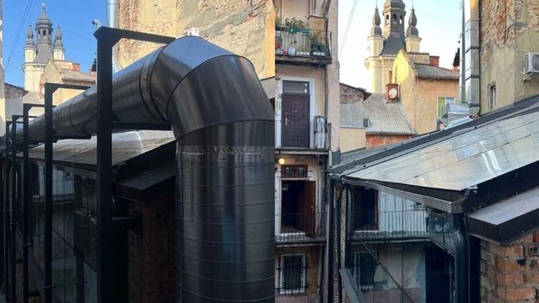 На площі Ринок демонтували незаконну трубу в будинку-памʼятці