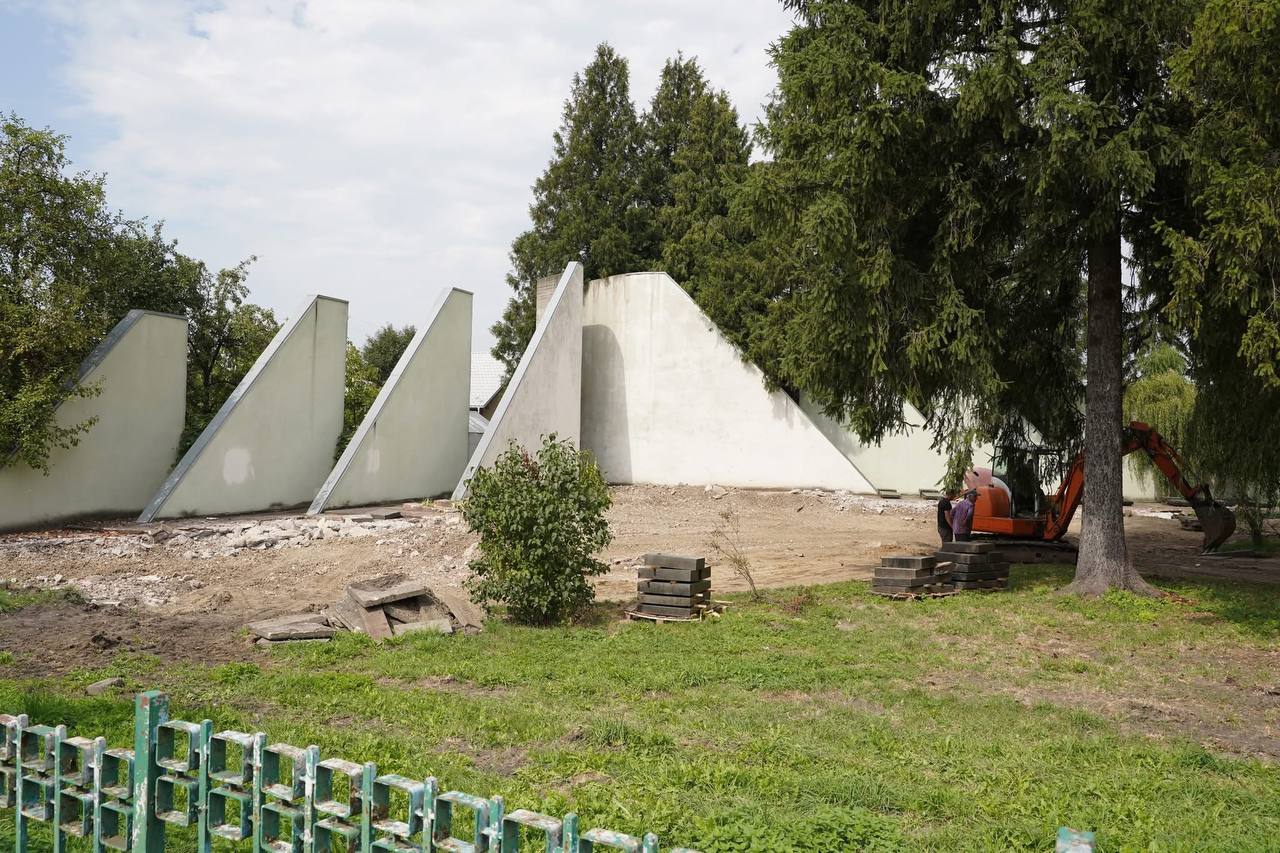 У Дрогобичі демонтовують радянський постамент: на черзі – ексгумація поховань