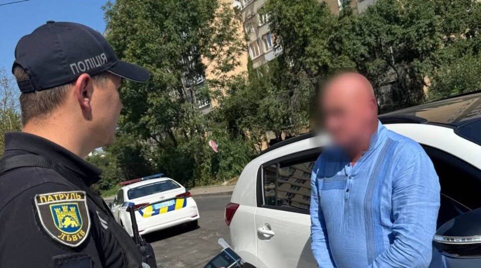 У Львові п’яний водій Kia Sportage врізався в авто та намагався втекти: на порушника склали три протоколи