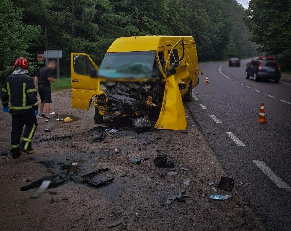Біля Львова в ДТП з мікроавтобусом постраждали двоє чоловіків