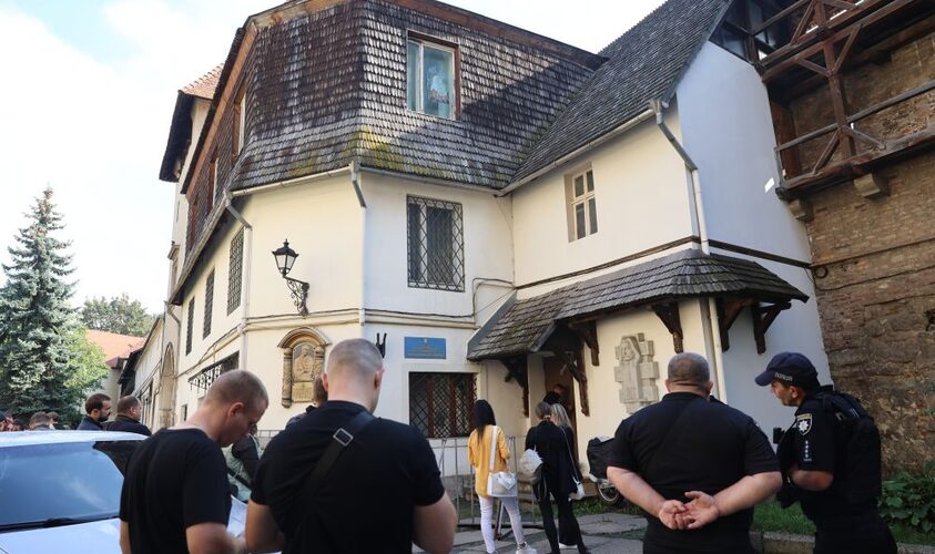 У центрі Львова почали примусове виселення держпідприємства, яке заборгувало місту 11 мільйонів гривень