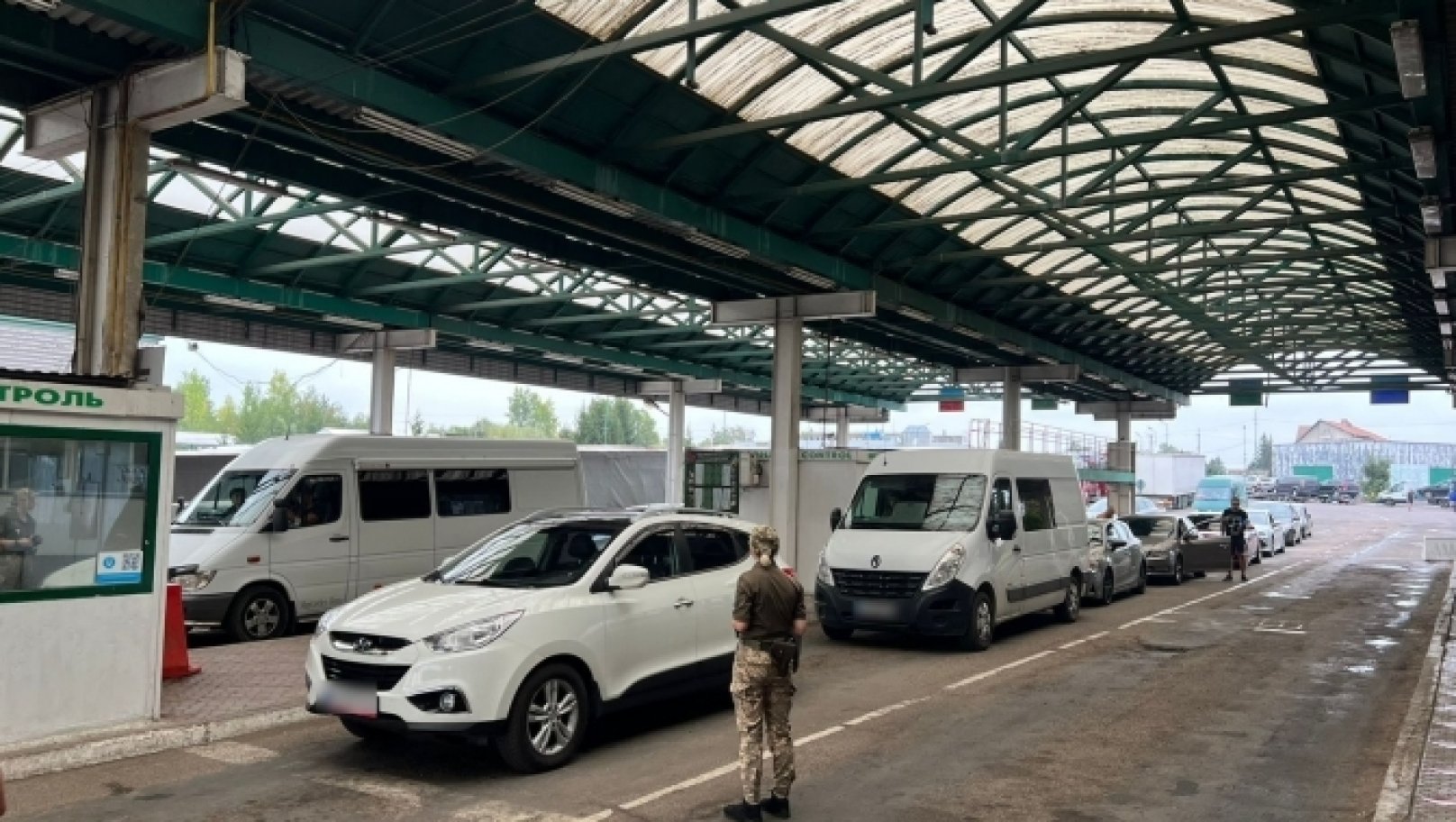 Правоохоронці розслідують справу щодо пропуску контрабанди працівниками Львівської митниці