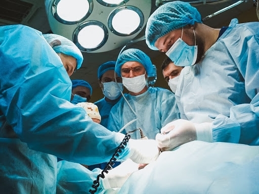 Шотландські хірурги безкоштовно оперуватимуть дітей у Львові