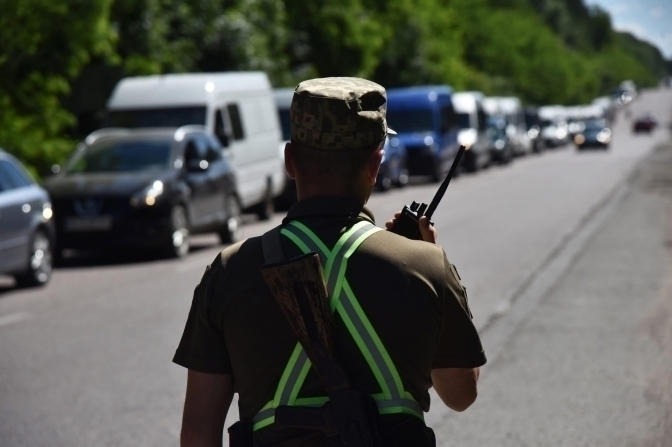 Чергу з сотню автомобілів фіксують на кордоні